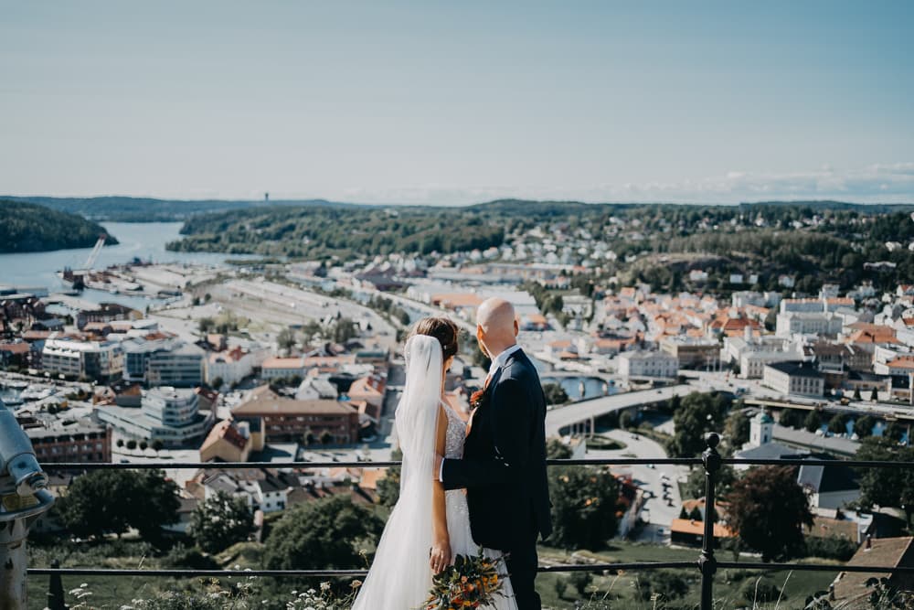 Brudepar med utsikt over byen