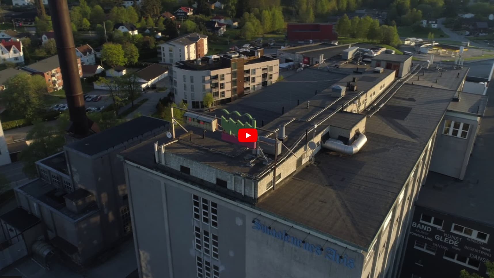 Dronefilm over bygg og landskap